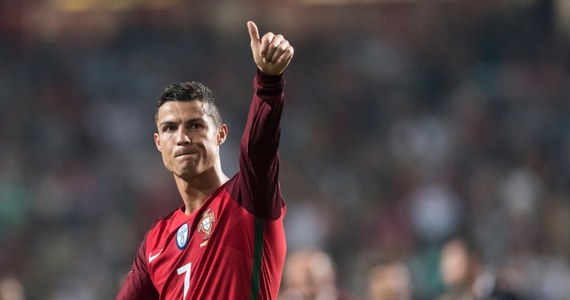 Cristiano Ronaldo może czuć niedosyt po eliminacjach przyszłorocznych mistrzostw świata - twierdzą portugalskie media. Zwracają uwagę, że wprawdzie reprezentacja Portugalii wywalczyła awans na mundial, ale jej największy gwiazdor przegrał z Robertem Lewandowskim rywalizację o tytuł najlepszego strzelca europejskich eliminacji. Według portugalskich dziennikarzy, w ostatnim spotkaniu kwalifikacji - przeciwko Szwajcarii - Ronaldo zbyt obsesyjnie starał się dogonić Polaka. Nie zdołał jednak wpisać się na listę strzelców i eliminacje zakończył z 15 trafieniami na koncie, ustępując Lewandowskiemu jednym golem.