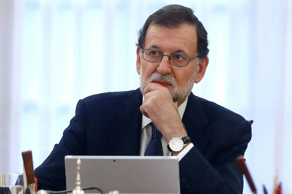 Premier Hiszpanii Mariano Rajoy zapowiedział, że jego rząd formalnie zwróci się do władz w Barcelonie, by wyjaśnić, czy ogłosiły niepodległość Katalonii. To wymóg do uruchomienia artykuł 155 konstytucji, który umożliwia zawieszenie autonomii regionu.
"Rada Ministrów uzgodniła dziś rano, że formalnie zwróci się do Generalitat (katalońskiego rządu - PAP), by wyjaśnił, czy ogłosił niepodległość Katalonii" - oświadczył Rajoy po zakończeniu nadzwyczajnego posiedzenia rządu w Madrycie. Premier podkreślił, że "wymóg ten stanowi warunek wstępny dla każdego ze środków, które rząd może zastosować w ramach artykułu 155 konstytucji".