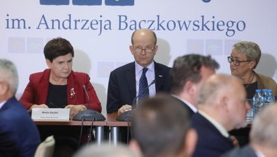 Beata Szydło: W 2018 r. pula na wynagrodzenia dla rezydentów i stażystów wzrośnie o 40 proc.