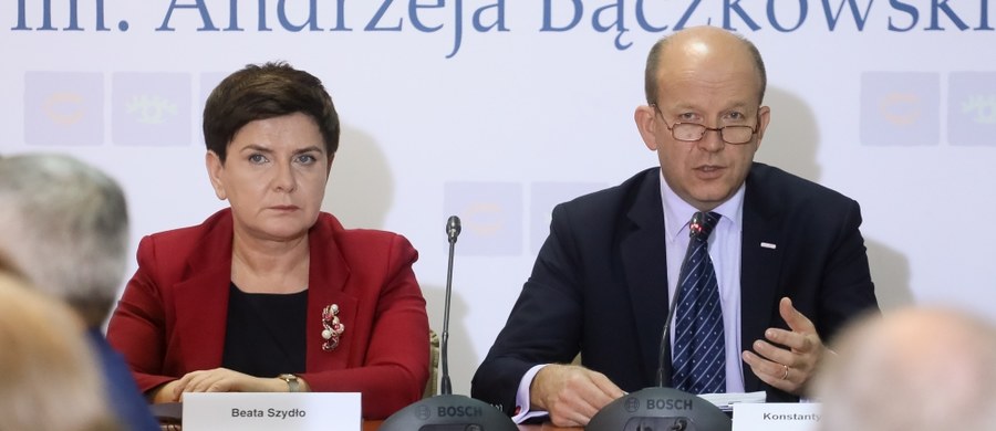 „Premier Beata Szydło: w 2018 r. pula na wynagrodzenia dla rezydentów i stażystów wzrośnie o 40 proc.” - powiedziała premier Beata Szydło na posiedzeniu Rady Dialogu Społecznego, po którym spotkać się ma z rezydentami, którzy w środę rano zawiesili protest głodowy. Pracujemy nad ustawą, która ma zagwarantować zwiększenie nakładów na służbę zdrowia do 6 proc. PKB - dodała premier.