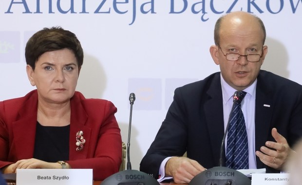 „Premier Beata Szydło: w 2018 r. pula na wynagrodzenia dla rezydentów i stażystów wzrośnie o 40 proc.” - powiedziała premier Beata Szydło na posiedzeniu Rady Dialogu Społecznego, po którym spotkać się ma z rezydentami, którzy w środę rano zawiesili protest głodowy. Pracujemy nad ustawą, która ma zagwarantować zwiększenie nakładów na służbę zdrowia do 6 proc. PKB - dodała premier.