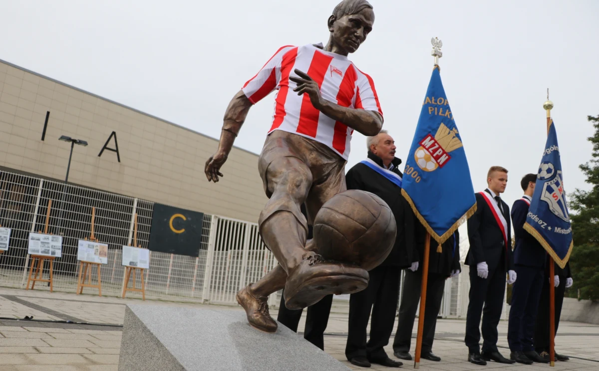 W Krakowie odsłonięto pomnik byłego piłkarza Cracovii, olimpijczyka oraz trenera reprezentacji Polski – Józefa Kałuży. Dokonali tego prezydent miasta Jacek Majchrowski i prezes Polskiego Związku Piłki Nożnej Zbigniew Boniek.
