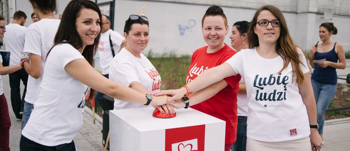 Stresujące pytania podczas rozmowy rekrutacyjnej o dyplomy, certyfikaty i ukończone kursy? Niekoniecznie! Bartek przez większość spotkania opowiadał o tym, czego nauczył się jako wolontariusz w Szlachetnej Paczce. Dziś, w wieku 27 lat, jest dyrektorem logistyki w firmie Polargos, najmłodszym w historii spółki. Niemożliwe? Zobacz, co może dać ci wolontariat i przekonaj się, jak wiele na tym skorzystasz.