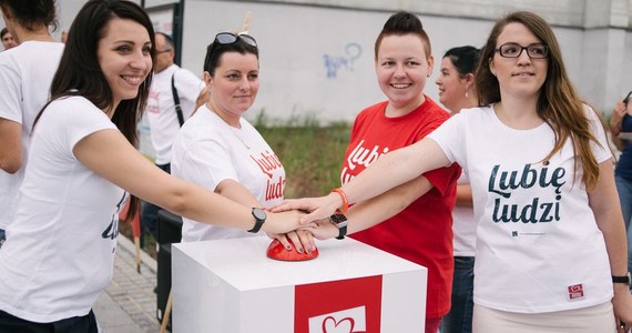 Stresujące pytania podczas rozmowy rekrutacyjnej o dyplomy, certyfikaty i ukończone kursy? Niekoniecznie! Bartek przez większość spotkania opowiadał o tym, czego nauczył się jako wolontariusz w Szlachetnej Paczce. Dziś, w wieku 27 lat, jest dyrektorem logistyki w firmie Polargos, najmłodszym w historii spółki. Niemożliwe? Zobacz, co może dać ci wolontariat i przekonaj się, jak wiele na tym skorzystasz.