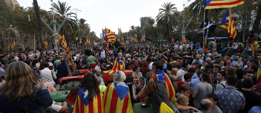 Premier Hiszpanii Mariano Rajoy odrzucił w parlamencie liczne propozycje negocjacji, by rozwiązać kryzys wokół Katalonii. Wezwał katalońskie władze do przestrzegania hiszpańskiego prawa. Według agencji EFE, hiszpański rząd dał także katalońskim władzom czas do poniedziałku na wyjaśnienie, czy ogłosił niepodległość regionu. 