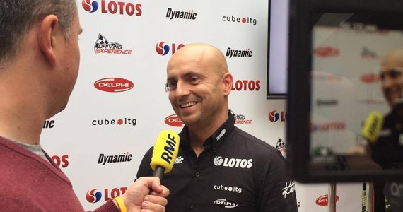 ​"Lepiej jest gonić niż uciekać" - mówi RMF FM Kajetan Kajetanowicz. W rozmowie z naszym dziennikarzem Patrykiem Serwańskim kierowca opowiada, jak to jest zostać trzeci raz z rzędu rajdowym mistrzem Europy. 