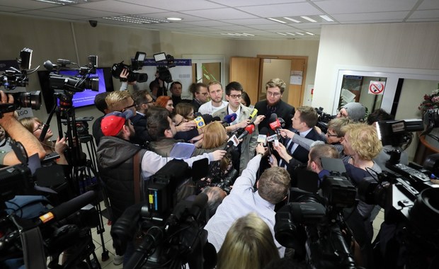 Lekarze rezydenci wznawiają protest głodowy - poinformował PAP Filip Płużański z Porozumienia Rezydentów OZZL. "Rozmowy z premier Beatą Szydło nie przyniosły oczekiwanych skutków" - stwierdził. 