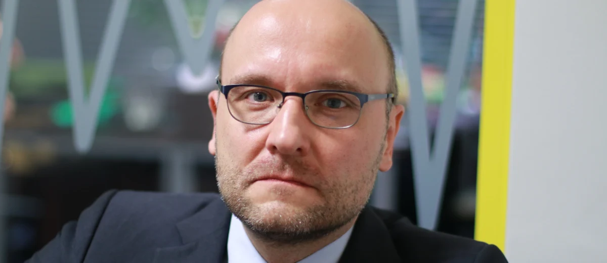 "Nie wiemy, ile nas będzie kosztowała ta ustawa" - powiedział w Popołudniowej rozmowie w RMF FM prof. Kamil Zaradkiewicz. Prawnik, współautor tzw. dużej ustawy reprywatyzacyjnej dodał, że projekt premiera Marka Belki w 2005 roku zakładał, że skala roszczeń to 200 mln zł. "Moim zdaniem to jest co najmniej niedoszacowanie i to o trzy zera. Nie wiem, na jakiej podstawie wyliczono te kwoty. W 2008 roku skale roszczeń nacjonalizacyjnych szacowano na 140 mln zł. Wszystko zależy od tego, jaką metodologię szacujący przyjmie" - wyjaśnił nasz gość w rozmowie z Marcinem Zaborskim. Dodał również, że coraz więcej faktów pojawia się świadczących o tym, że w innych miastach, nie tylko w Warszawie, również istniały nieprawidłowości. "Co prawda według zupełnie innego mechanizmu, ponieważ tam nie obowiązuje dekret Bieruta, ale jednak nieprawidłowości realizowane były w dużym stopniu podobnymi metodami" - powiedział prof. Zaradkiewicz. Jak podkreślił, przedstawiony dziś na konferencji prasowej dokument jest autorskim projektem, który od początku powstał w całości. Gość Marcina Zaborskiego wyjaśnił również, że w ustawie znalazły się pomysły zarówno jego, jak i wiceministra sprawiedliwości Patryka Jakiego. W Popołudniowej rozmowie w RMF FM usłyszeliśmy także, że prof. Zaradkiewicz nic nie wie o żadnych aspektach politycznych funkcjonowania, czy rozmów na temat tego projektu. Tak odpowiedział na pytanie naszego dziennikarza dotyczące tego, czy dokument był konsultowany z prezydentem Andrzejem Dudą. 