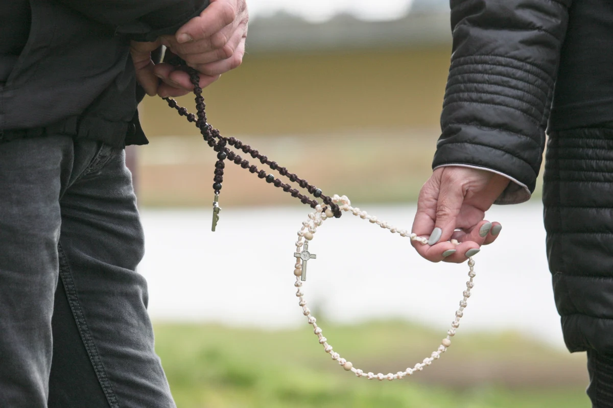 W bieżącej historii potępiania Polaków za wszystkie możliwe winy i przywary, samozwańcze intelektualne elity naszego kraju wspięły się na nowe wyżyny. Oto przyczyną, dla której spora grupa naszych rodaków zasłużyła sobie na ponadstandardową porcję zjadliwego hejtu stała się modlitwa, a dokładnie różaniec odmawiany w minioną sobotę wzdłuż polskich granic. Nie jest to pierwszy przypadek, kiedy w najbardziej tolerancyjnej części naszego społeczeństwa publiczna modlitwa innych wywołuje odruch wymiotny, z całą pewnością jednak najbardziej do tej pory spektakularny. 
