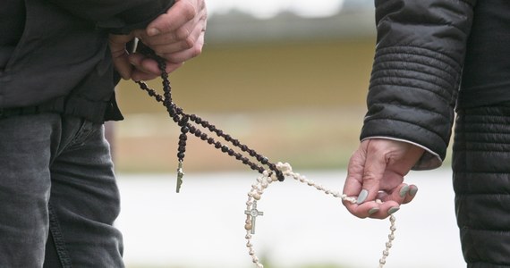 W bieżącej historii potępiania Polaków za wszystkie możliwe winy i przywary, samozwańcze intelektualne elity naszego kraju wspięły się na nowe wyżyny. Oto przyczyną, dla której spora grupa naszych rodaków zasłużyła sobie na ponadstandardową porcję zjadliwego hejtu stała się modlitwa, a dokładnie różaniec odmawiany w minioną sobotę wzdłuż polskich granic. Nie jest to pierwszy przypadek, kiedy w najbardziej tolerancyjnej części naszego społeczeństwa publiczna modlitwa innych wywołuje odruch wymiotny, z całą pewnością jednak najbardziej do tej pory spektakularny. 