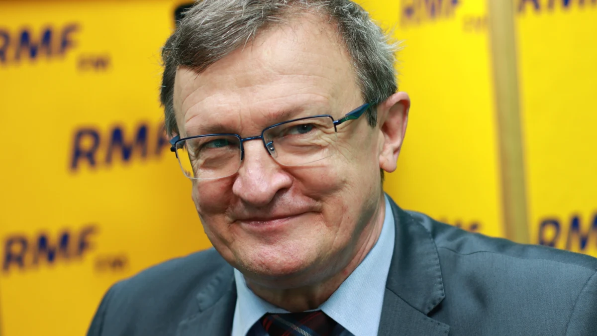 "Przede wszystkim jestem zasmucony, rozczarowany tym, że prezydent tak powiedział. Rozumiem jego sytuację, bo jego nerwy są jak postronki i mogą mu te nerwy puszczać, jest tylko człowiekiem" - tak polityk Solidarnej Polski Tadeusz Cymański skomentował w Porannej rozmowie w RMF FM słowa Andrzeja Dudy o tym, że atakują go dzisiaj ci sami ludzie, którzy w 2011 roku "zdradzili" PiS. Równocześnie jednak Cymański zastrzegł: "Używanie słów jak ‘zdrada’ jest dolewaniem oliwy do ognia i jest niepotrzebne. Ta rana z przeszłości przestała już krwawić, jesteśmy razem i nie chcemy wracać do tego, co nas kiedyś podzieliło. (…) Nie rozdrapujmy tego". Polityk podkreślił również, że "nie jest prawdą, że krytyczna ocena wet prezydenckich jest ograniczona tylko i wyłącznie do środowiska, o którym pan prezydent mówi. Jest szersza". O głośnym wywiadzie Zbigniewa Ziobry, w którym minister sprawiedliwości wypowiedział się na temat prezydenta i jego otoczenia, Cymański powiedział, że był on "nacechowany pewną dozą emocji i sformułowań dalekich od elegancji". "Takie wypowiedzi powodują, że później prezydent w to wchodzi, a nasi przeciwnicy zacierają rączki" - podkreślił. Na pytanie Roberta Mazurka, czy jest zawiedziony prezydenturą Andrzeja Dudy, odpowiedział zaś krótko: "Nie".