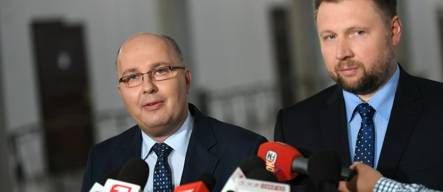 Politycy PO są zdania, że zaprezentowane w środę przez wiceszefa Ministerstwa Sprawiedliwości Partyka Jakiego założenia do ustawy reprywatyzacyjnej, zostały w większości skopiowane z wcześniejszego projektu Platformy. Zaapelowali, by podjąć w Sejmie prace nad propozycją PO.
