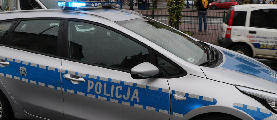 55-letniego mieszkańca Kętrzyna, poszukiwanego Europejskim Nakazem Aresztowania, zatrzymali na drodze krajowej nr 61 policjanci z Pułtuska (Mazowieckie). Mężczyzna jest podejrzany o napad na bank na terenie Niemiec.