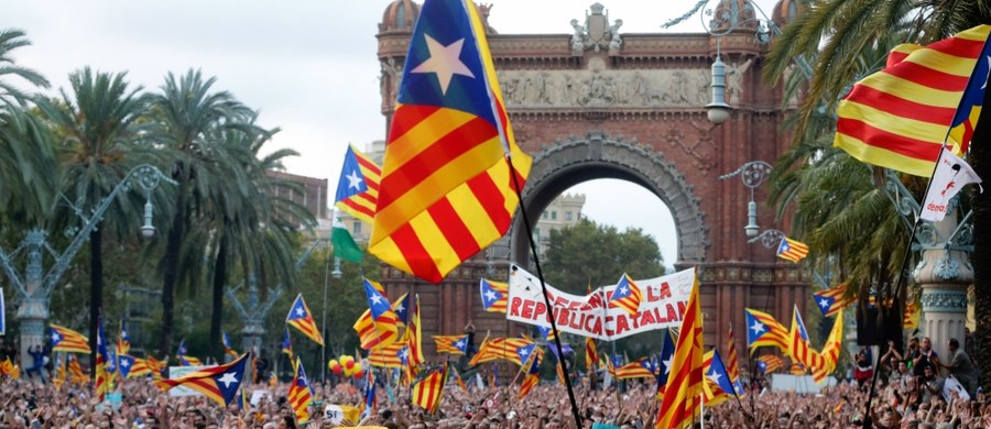 Rząd w Madrycie dał szefowi władz Katalonii Carlesowi Pigdemontowi pięć dni na wyjaśnienie, czy we wtorkowym wystąpieniu ogłosił niepodległość regionu. Termin ten mija w poniedziałek o godz. 10 - poinformował hiszpański premier Mariano Rajoy. 
