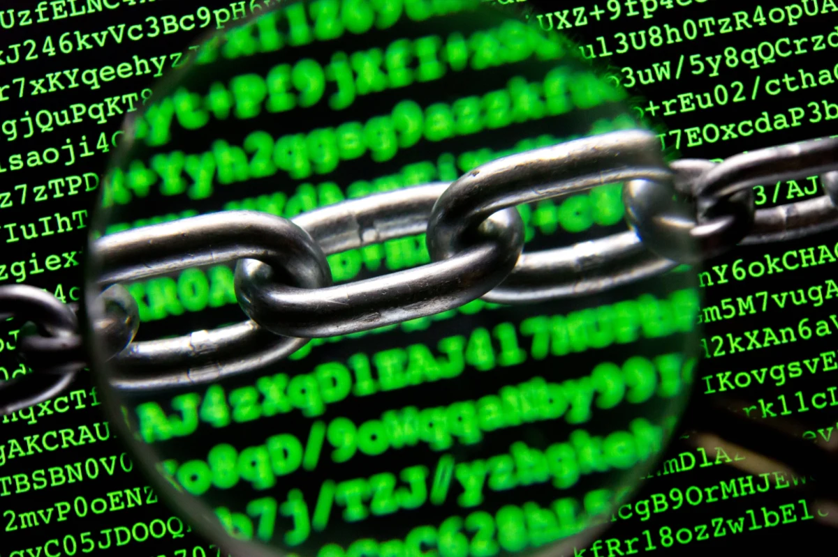 Obawiam się tak zwanego Internetu Rzeczy - mówi RMF FM ekspertka cyberbezpieczeństwa - Melissa Hathaway, gość konferencji CYBERSEC 2017 w Krakowie. Jej zdaniem, można o nim myśleć, jako o Internecie Zagrożeń. "Musimy zdawać sobie z tego sprawę, że łączymy ludzi, miejsca i urządzenia w niewyobrażalny wcześniej sposób. Od pluszowego misia w kołysce dziecka, przez lodówkę, po klimatyzację i ogrzewanie domu. To wszystko wcale nie miało być tak łączone" - przekonuje Hathaway. "Wpuszczając do domu internet, wpuszczamy też wszelką możliwą, związaną z nim, także nielegalną i zakazaną działalność. Kiedyś myśleliśmy, że skoro okna i drzwi naszego domu są zamknięte, nasza rodzina jest bezpieczna. Teraz nie możemy mieć już tej pewności" - dodaje. 