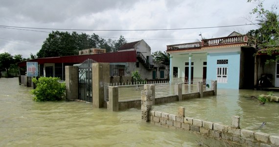 Co najmniej 37 osób zginęło, a 40 uważa się za zaginione po tym, jak nad północną i środkową częścią Wietnamu przeszła depresja tropikalna, której towarzyszyły ulewne deszcze i osunięcia ziemi. Rannych zostało 21 osób. Jak podały ponadto władze w Hanoi, w sześciu dotkniętych przez żywioł prowincjach zniszczonych lub uszkodzonych zostało ponad tysiąc domów, a zalanych jest kolejnych 18 tysięcy.
