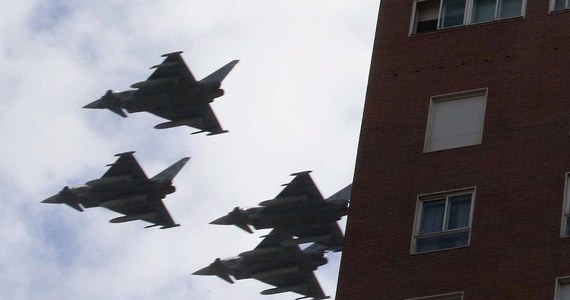 ​Myśliwiec wielozadaniowy Eurofighter rozbił się w czwartek w pobliżu bazy wojskowej na południowym wschodzie Hiszpanii, gdy wracał z parady wojskowej w Madrycie z okazji święta narodowego. Źródła rządowe potwierdziły, że pilot zginął. 