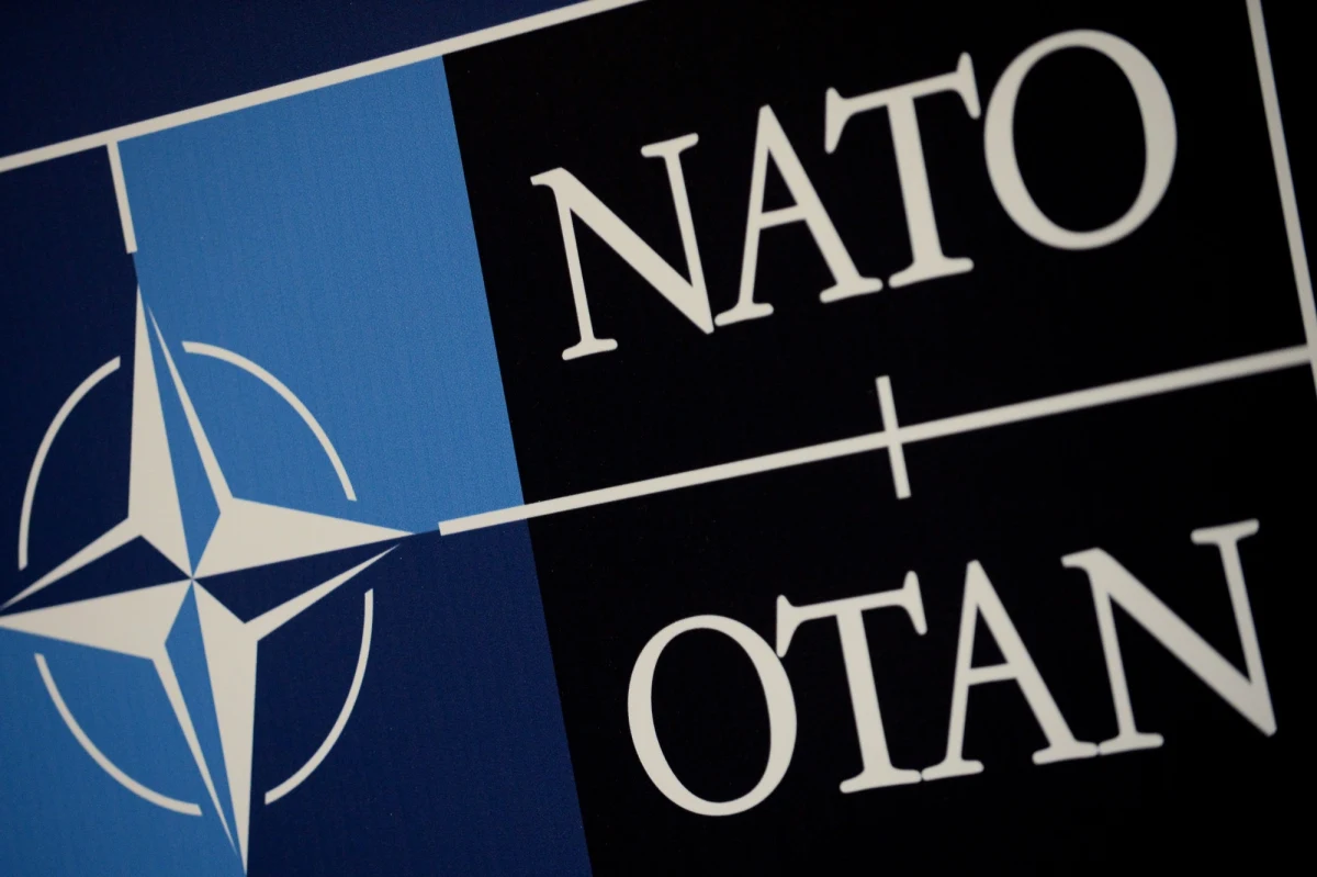 Ministerstwo Obrony Rosji oskarża NATO o złamanie umowy z 1997 roku o podstawach wzajemnych stosunków. Zdaniem Rosjan, w Polsce i w krajach bałtyckich znajduje się nie brygada pancerna, ale zmechanizowana dywizja wojsk USA. W czwartek po południu rzecznik NATo oznajmił, że rozlokowanie wojsk NATO, w tym amerykańskich, we wschodniej części terytorium Sojuszu, nie łamie porozumień z Rosją.
