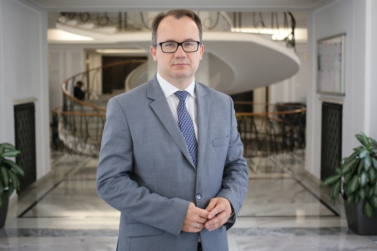 Rzecznik Praw Obywatelskich ocenia, że przymusowa izolacja kobiet pijących alkohol i używających narkotyków podczas ciąży byłaby nieproporcjonalną ingerencją w sferę wolności jednostki. Adam Bodnar skierował wystąpienie tej treści do autora projektu - Rzecznika Praw Dziecka. RPO proponuje jednak debatę na temat przeciwdziałania alkoholowemu zespołowi płodowemu (tzw. FAS), zwraca też uwagę na możliwości obecnego prawa.