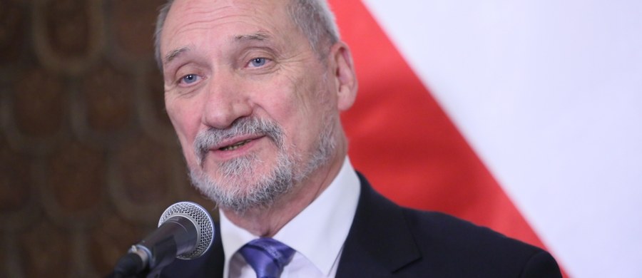 ​Minister obrony narodowej Antoni Macierewicz odrzucił zarzuty ze strony rosyjskiego ministerstwa obrony, jakoby w Polsce stacjonowała "dywizja wojsk USA". "To po prostu nieprawda i kłamliwe przedstawienie sytuacji" - powiedział.