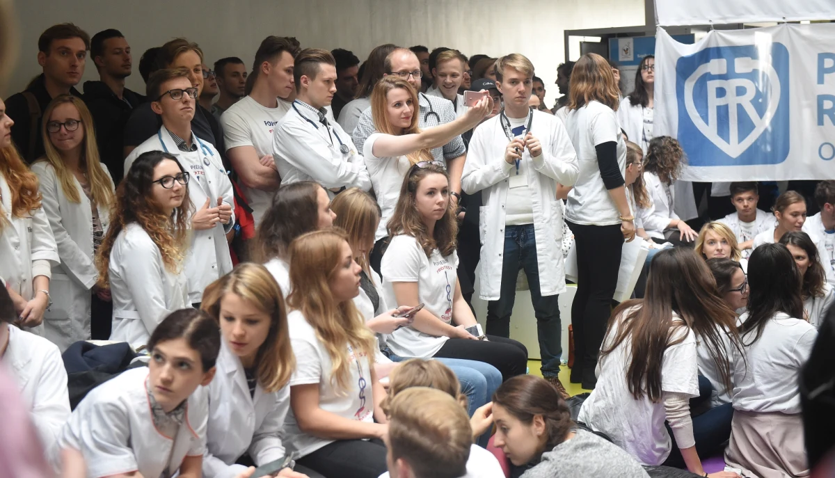 Rezydenci prowadzący głodówkę złożyli w KPRM list do premier Beaty Szydło, informujący o odmowie udziału we wspólnym zespole, który miałby wypracować rozwiązania w służbie zdrowia. Zwrócili się też do pary prezydenckiej Andrzeja Dudy i Agaty Kornhauser-Dudy z prośbą o mediacje.