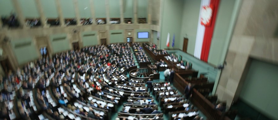 ​Powiedziałam to w wielkim rozżaleniu. Ja nikogo nie obraziłam. Jest mi bardzo przykro - tak mówi w rozmowie z dziennikarzem RMF FM Mariuszem Piekarskim posłanka PiS, prof. Józefa Hrynkiewicz. To ona była bohaterką sejmowej debaty o proteście młodych lekarzy - chodziło o słowa rzucone w czasie wystąpienia Lidii Gądek z PO.