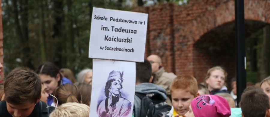 W Krakowie rozpoczęły się obchody Roku Tadeusza Kościuszki. Na Kopcu Kościuszki pojawili się uczniowie szkół kościuszkowskich, którzy zjechali z całej Polski. Uczniowie oświetlili Kopiec, przechodząc dookoła niego z pochodniami.