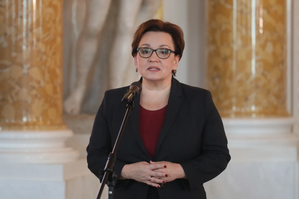 „Zaczęliśmy od waloryzacji, teraz rozpoczęliśmy 3 lata 15-procentowej podwyżki. To jest kwestia dochodzenia do zmian systemowych” – mówiła minister Anna Zalewska pytana o podwyżki dla nauczycieli. Według minister dyrektorzy szkół już zarabiają dwukrotność średniej krajowej. „W wypadku szkół niepublicznych nawet musieliśmy to ograniczyć i wprowadzić tzw. kominówkę, bo dyrektor niepublicznej szkoły potrafił zarabiać 50 tysięcy złotych” – zaznaczyła. „Prezes Broniarz zarabia 18 tys. zł” – dodała. Pytana o likwidację Karty Nauczyciela, Zalewska stwierdziła, że resortowi ona nie przeszkadza. „My ją modyfikujemy, unowocześniamy. Przy oświacie jest bardzo wiele podmiotów i trzeba szukać kompromisów dla dobra dziecka” – przyznała rozmówczyni Roberta Mazurka. Kiedy temat dotknął wyborów samorządowych, minister Zalewska zaapelowała: „Wybierajmy takich burmistrzów, którzy dbają o edukację”. Zdradziła także szacunki ministerstwa edukacji w sprawie nowych nauczycielskich etatów w szkołach po reformie oświaty. „Mamy pierwsze dane z systemu - jest 11400 dodatkowych miejsc pracy – etatów z karty nauczyciela” – zadeklarowała szefowa MEN.