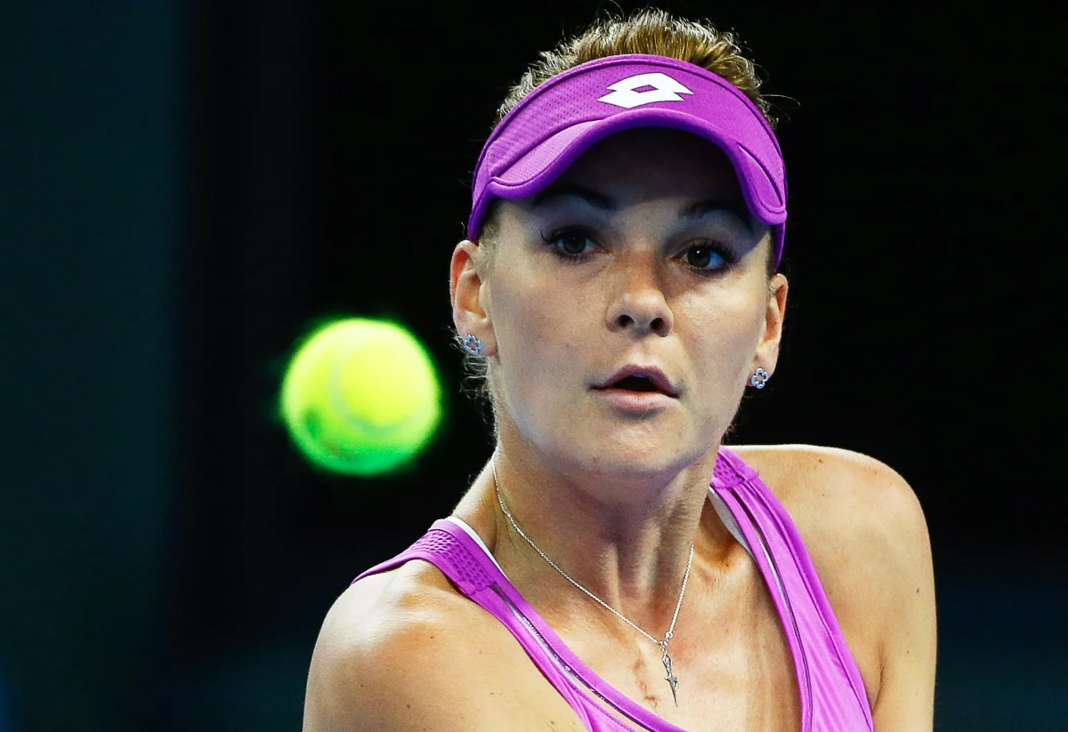 ​To koniec sezonu dla Agnieszki Radwańskiej. Polka odpadła z turnieju w Hongkongu przegrywając z Australijką Samanthą Stosur. Krakowianka nie może zaliczyć tego sezonu do udanych, bo straciła sporo punktów w rankingu. O krótkie podsumowanie mijającego roku pokusił się redaktor naczelny Tenisklubu Adam Romer, z którym rozmawiał Paweł Pawłowski.