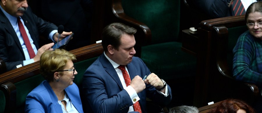 ​Sejm nie zgodził się na uchylenie immunitetu posłowi PiS Dominikowi Tarczyńskiemu. Za uchyleniem mu immunitetu opowiedziało się 186 posłów, przeciw było 240, a pięciu wstrzymało się od głosu. Przed dwoma tygodniami sejmowa komisja Regulaminowa, Spraw Poselskich i Immunitetowych opowiedziała się za przyjęciem wniosku o wyrażenie zgody na pociągnięcie do odpowiedzialności karnej posła PiS Dominika Tarczyńskiego. Wniosek w tej sprawie złożył poseł PO Marcin Kierwiński.