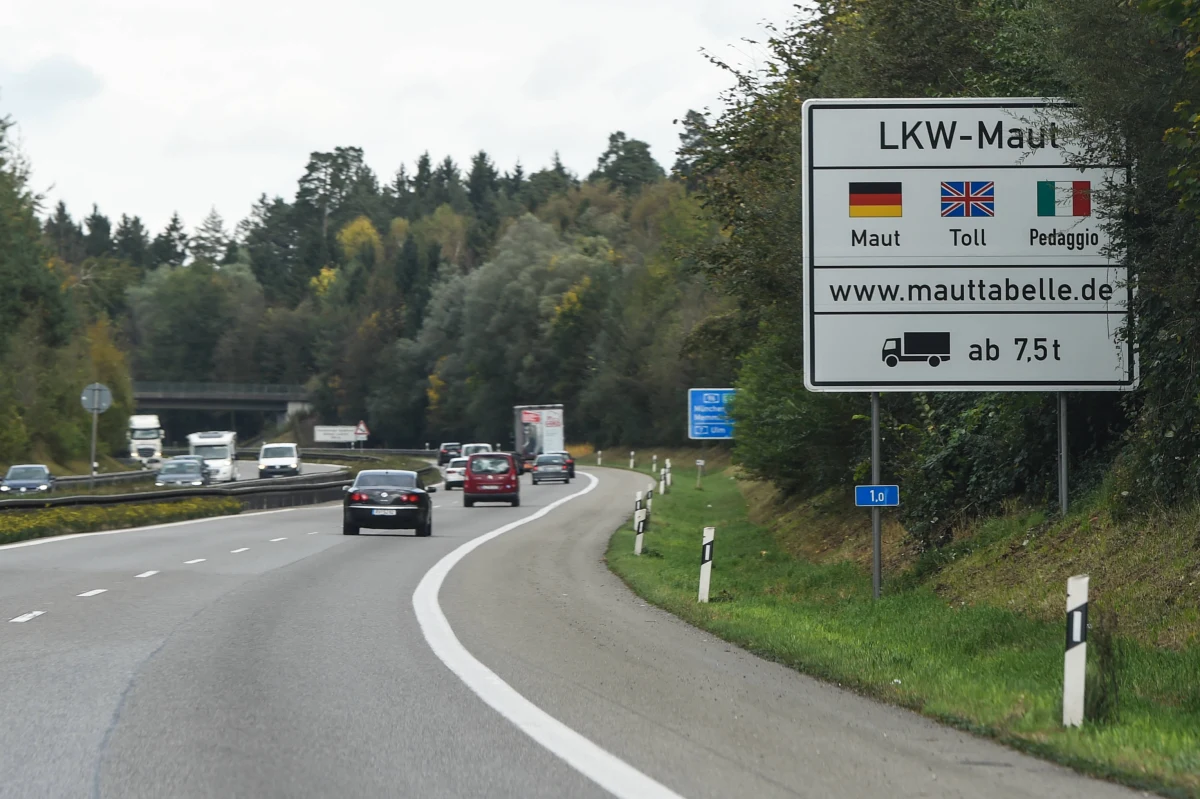 Austria pozywa Niemcy do Trybunału Sprawiedliwości UE za plany wprowadzenia za korzystanie z autostrad opłat, które obciążą tylko cudzoziemców - poinformował austriacki minister transportu Joerg Leichtfried. Niemieckim kierowcom - zgodnie z planem Berlina - opłaty te mają być refundowane w formie ulg podatkowych.