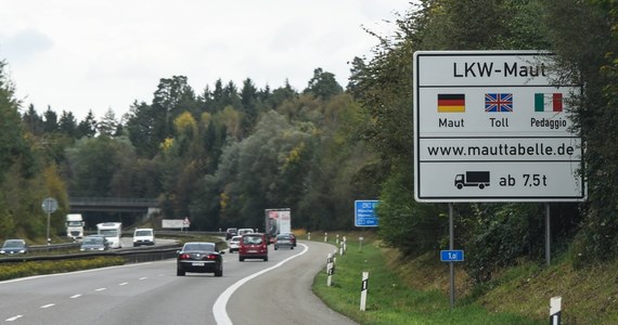 Austria pozywa Niemcy do Trybunału Sprawiedliwości UE za plany wprowadzenia za korzystanie z autostrad opłat, które obciążą tylko cudzoziemców - poinformował austriacki minister transportu Joerg Leichtfried. Niemieckim kierowcom - zgodnie z planem Berlina - opłaty te mają być refundowane w formie ulg podatkowych.