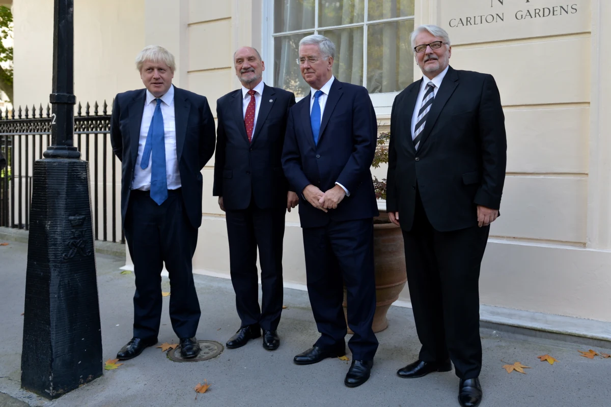 ​Polscy i brytyjscy ministrowie obrony oraz spraw zagranicznych, Antoni Macierewicz, Michael Fallon, Witold Waszczykowski i Boris Johnson powiedzieli, że podczas spotkania tzw. kwadrygi w Londynie "nadali ostatnie szlify" polsko-brytyjskiemu traktatowi o współpracy obronnej. Spotkanie w Londynie było poświęcone przede wszystkim umocnieniu polsko-brytyjskiej współpracy w zakresie polityki bezpieczeństwa w obliczu planowanego wyjścia Wielkiej Brytanii z Unii Europejskiej i rozbudowy obecności NATO na tzw. wschodniej flance Sojuszu.