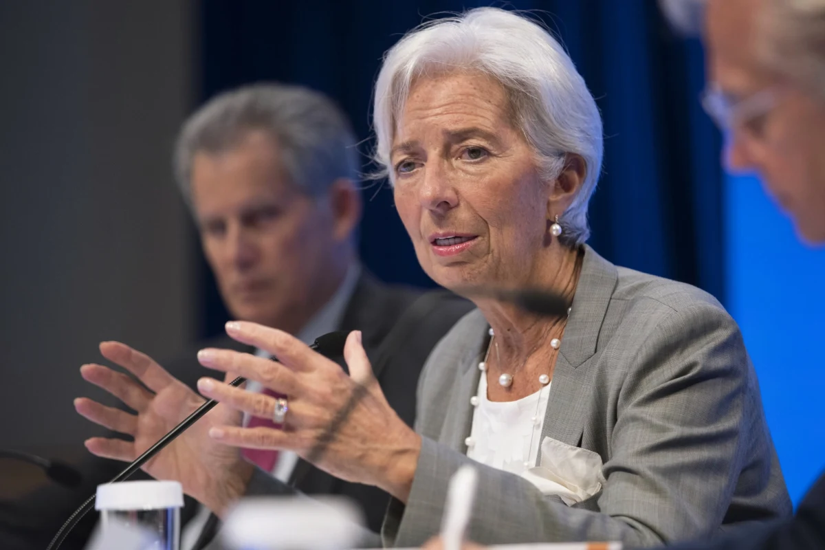 Szefowa Międzynarodowego Funduszu Walutowego (MFW) Christine Lagarde oceniła, że wiele zagrożeń politycznych może zakłócić odbudowę światowej gospodarki, pomimo oznak, że rok 2017 będzie najlepszym rokiem dekady. Na dorocznej konferencji prasowej MFW oraz Banku Światowego w Waszyngtonie Lagarde ostrzegła światowych liderów biznesowych przed napięciami politycznymi związanymi z rosnącą niechęcią do globalizacji.