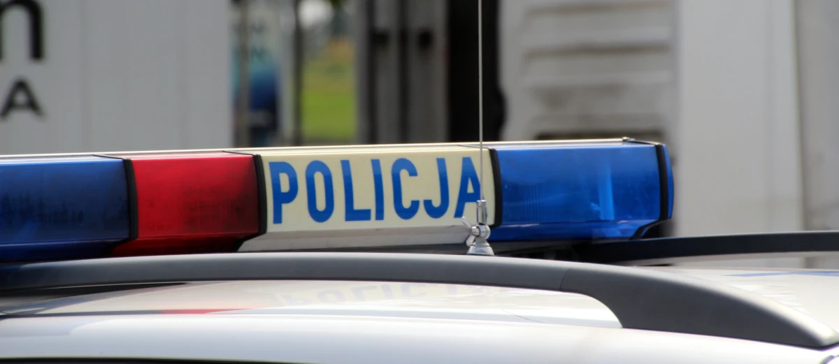 Stołeczni policjanci dostali zgłoszenie o porzuconym na poboczu w Alejach Jerozolimskich w Warszawie samochodzie. Jak się okazało, w środku rodziła kobieta - poinformowała policja.