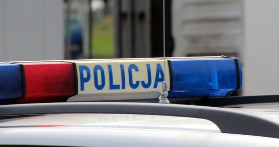 Stołeczni policjanci dostali zgłoszenie o porzuconym na poboczu w Alejach Jerozolimskich w Warszawie samochodzie. Jak się okazało, w środku rodziła kobieta - poinformowała policja.