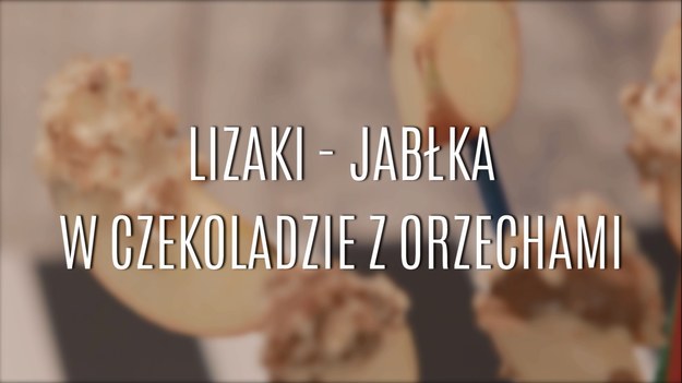 Jabłka to bardzo wdzięczne owoce, które można podawać na setki sposobów, a również surowe smakują doskonale! Szarlotki, dodatki do ciast, deserów, składniki lodów, napojów, trunków - jabłka są niezastąpione! Dzięki ich zwartości i charakterystycznemu kształtowi można z przygotować proste, ale efektowne przekąski dla dzieci - oto nasz przepis na lizaki z jabłka, które oblano odrobiną czekolady i posypano kruszonymi orzechami! Nie tylko najmłodsi będą zachwyceni tym smakiem!