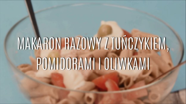 Makaron razowy to sycący, o wiele zdrowszy niż jasny makaron składnik, z którego można przygotować sycące, szybkie dania, które znakomicie sprawdzą się jako odmiana obiadowego menu! Nasz przepis na razowy makaron z tuńczykiem i warzywami to propozycja na lekkie, ale pełne smaków i aromatów danie, które zrobicie w parę chwil! Wyrazisty w smaku tuńczyk, soczyste pomidory, charakterystyczne w smaku oliwki, a do tego trochę ugotowanego makaronu, odrobina majonezu i przyprawy - zobaczcie, jakie to proste!