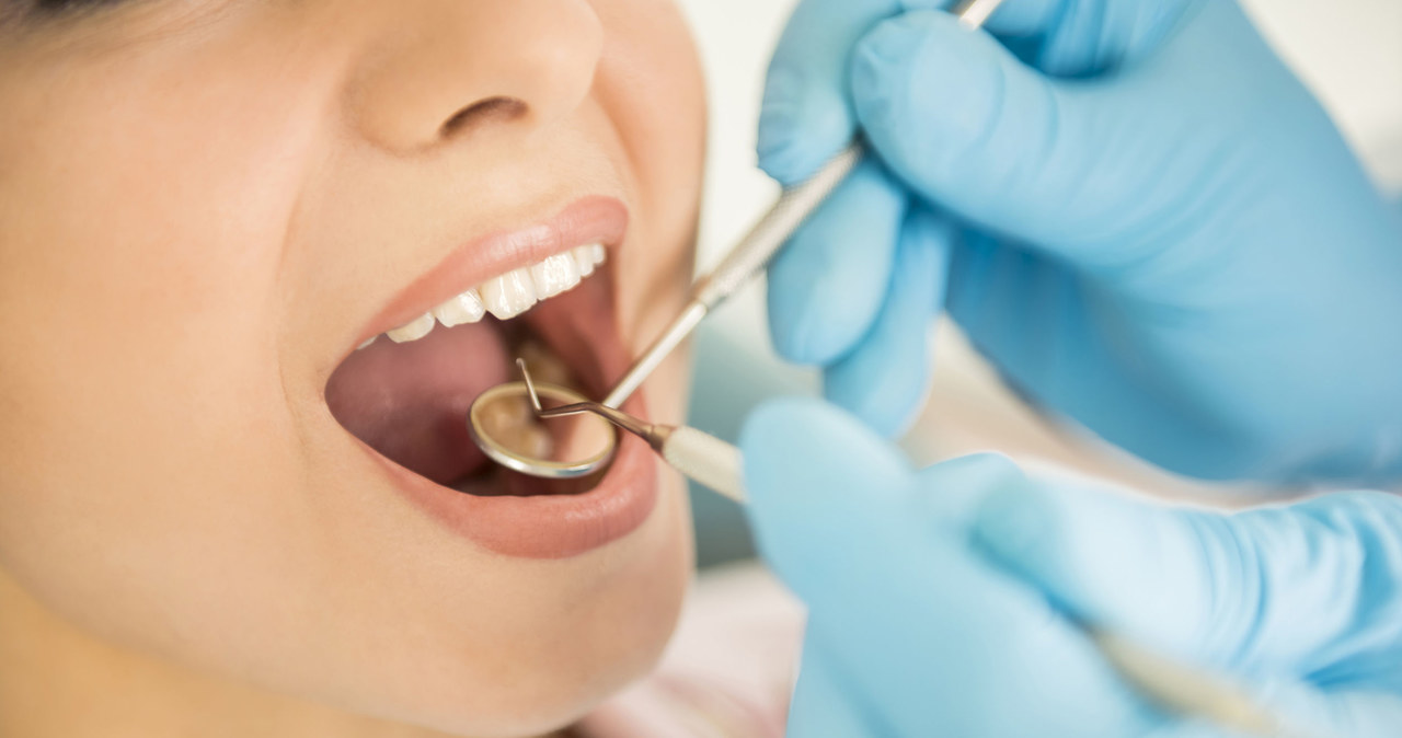 Naukowcy stawiają tezę, że półroczne kontrole dentystyczne mogą być zbędne dla większości osób. Nowe badania sugerują, że rzadziej powtarzane wizyty mogą być równie skuteczne w zapobieganiu próchnicy i innym problemom stomatologicznym. Jak często w takim razie powinniśmy chodzić do dentysty?