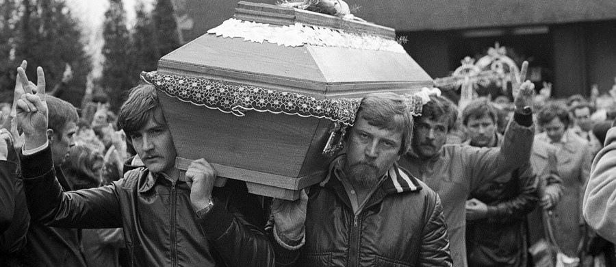 Mija 35 lat od zabójstwa Bogdana Włosika. Już wtedy zastrzelonego młodego robotnika z Nowej Huty porównywano do bohatera słynnej „Ballady o Janku Wiśniewskim”, upamiętniającej robotników Wybrzeża, których komunistyczna władza zamordowała w grudniu 1970 r.  