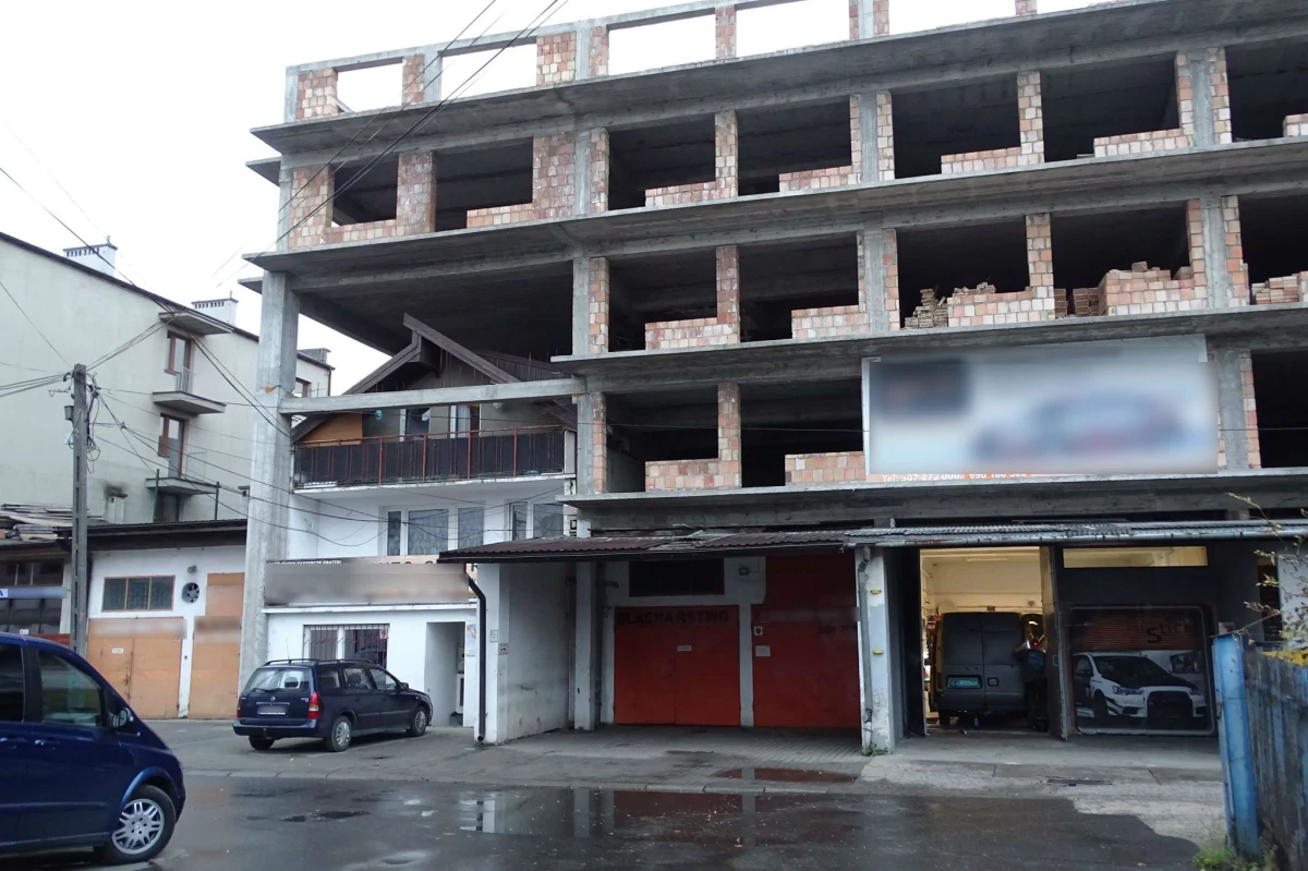 Aż nie chce się wierzyć, że taki budynek naprawdę istnieje! Przy ulicy Centralnej 57, niedaleko ZIKiT-u w Krakowie powstało prawdziwe architektoniczne "cudo"! Dom jednorodzinny, obok warsztat samochodowy, a nad nimi niedokończony blok. To samowola budowlana. Urząd nakazał rozbiórkę nietypowej budowli, jednak inwestor od prawie roku nie reaguje na pisma urzędników.