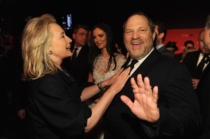 Czołowi politycy Partii Demokratycznej dopiero po kilku dniach od ujawnienia przez amerykańskie media, że jej wierny sympatyk i donator, producent filmowy Harvey Weinstein miał niewłaściwe zachowania wobec wielu kobiet, przerwali milczenie.