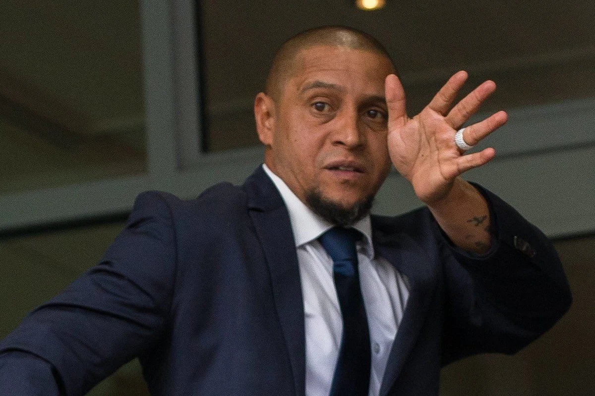 ​Były brazylijski piłkarz Roberto Carlos, mistrz świata z 2002 roku, został dziadkiem w wieku 44 lat. O narodzinach wnuka poinformował na Instagramie. Co ciekawe, jednemu z najlepszych obrońców w historii urodziło się w tym roku także dziewiąte dziecko.