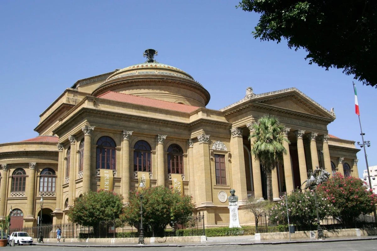 ​W teatrze w Cagliari na Sardynii wystawiana jest sztuka, w trakcie której trzeba spać. Całonocne przedstawienie kończy się serwowaną widzom o poranku kawą.