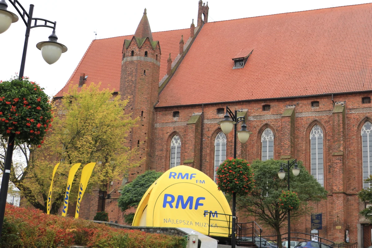 Znany jest z pokrzyżackiego kompleksu katedry i zamku, największej średniowiecznej wieży ustępowej czy pobliskiego mostu przez Wisłę, na który region czekał przez wiele lat. Do zaoferowania ma jednak o wiele więcej. Pomorski Kwidzyn jest dziś Twoim Miastem w Faktach RMF FM!