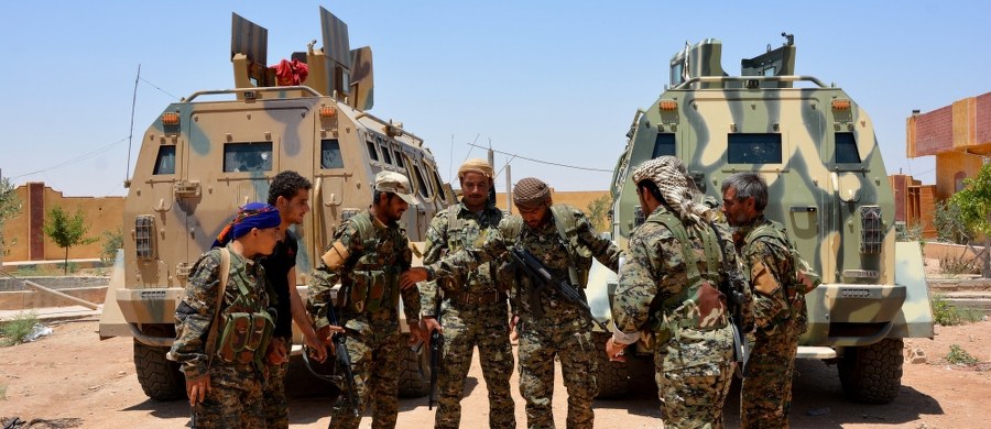 ​Około stu dżihadystów z Państwa Islamskiego (ISIS) poddało się w ciągu ostatniej doby w Ar-Rakce na północy Syrii - powiedział w sobotę agencji Reutera rzecznik sił koalicji pod wodzą USA Ryan Dillon. Bojownicy zostali "usunięci z miasta", które jest nazywane "stolicą" Państwa Islamskiego. "Nadal spodziewamy się ciężkich walk w nadchodzących dniach. Nie możemy określić daty, kiedy według nas ISIS zostanie w pełni pokonane w Ar-Rakce" - oświadczył pułkownik Dillon. 