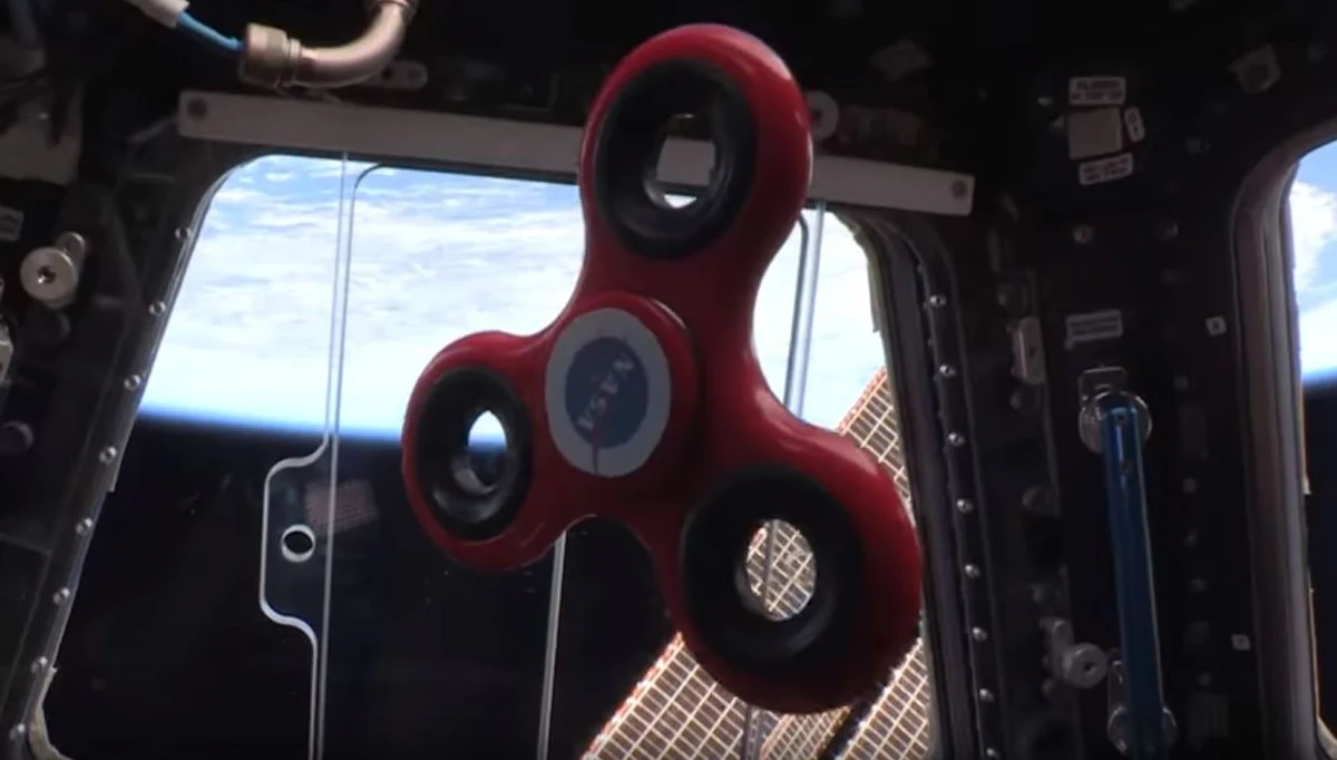 Astronauci NASA postanowili odpowiedzieć na prośby wielu osób i pokazali, jak w stanie nieważkości kręci się popularna zabawka, znana jako fidget spinnerem. Film z testu został opublikowany w serwisie YouTube.
