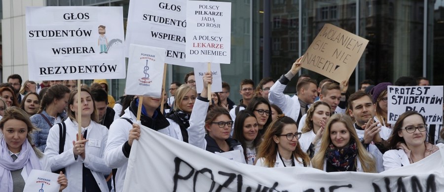 W południe w kilkunastu miastach wojewódzkich rozpoczęły się pikiety poparcia dla lekarzy-rezydentów głodujących w Warszawie. Protest zorganizowali studenci medycyny. Medycy protestujący w Warszawie przedstawili propozycję warunków, które musi spełnić rząd, by mogli zakończyć protest. Petycja w tej sprawie trafiła już do Kancelarii Premiera. Nakłady na leczenie Polaków w wysokości 6 a nie 6,8 proc. PKB - to kompromisowa propozycja, jaką premier Beacie Szydło przekazali protestujący lekarze - informuje dziennikarz RMF FM Grzegorz Kwolek. Protest w stolicy zakończył się przed godziną 14. Lekarze-rezydenci czekają teraz na zaproszenie rządu do rozmów.