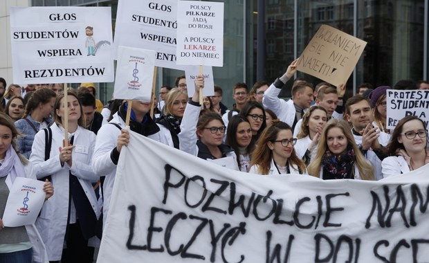 W południe w kilkunastu miastach wojewódzkich rozpoczęły się pikiety poparcia dla lekarzy-rezydentów głodujących w Warszawie. Protest zorganizowali studenci medycyny. Medycy protestujący w Warszawie przedstawili propozycję warunków, które musi spełnić rząd, by mogli zakończyć protest. Petycja w tej sprawie trafiła już do Kancelarii Premiera. Nakłady na leczenie Polaków w wysokości 6 a nie 6,8 proc. PKB - to kompromisowa propozycja, jaką premier Beacie Szydło przekazali protestujący lekarze - informuje dziennikarz RMF FM Grzegorz Kwolek. Protest w stolicy zakończył się przed godziną 14. Lekarze-rezydenci czekają teraz na zaproszenie rządu do rozmów.