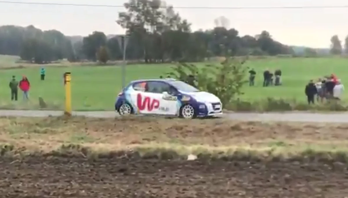 Zbigniew Gabryś nie jest już liderem Rajdu Śląska. Przed startem 5. odcinka specjalnego urwał koło. Nowym liderem jest Tomasz Kasperczyk.